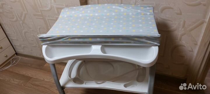 Пеленальный столик с матрасом и ванной mothercare
