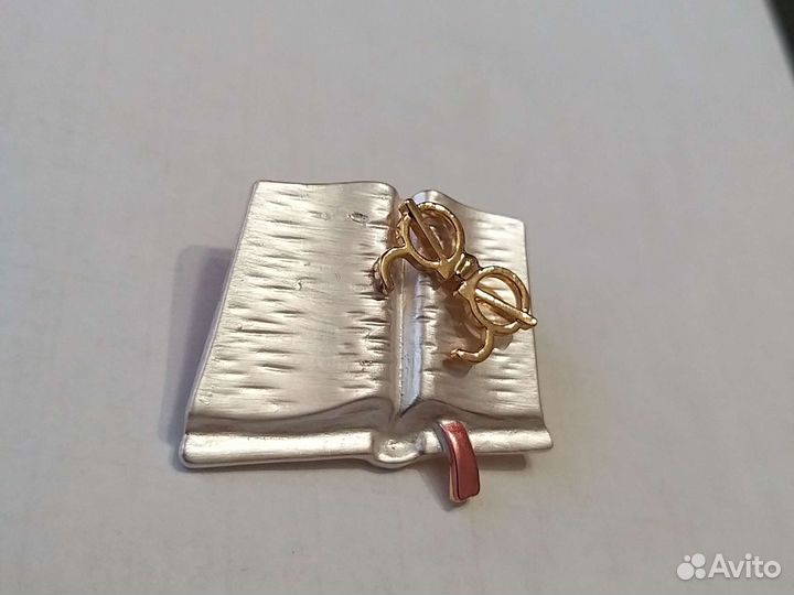 Брошь книга