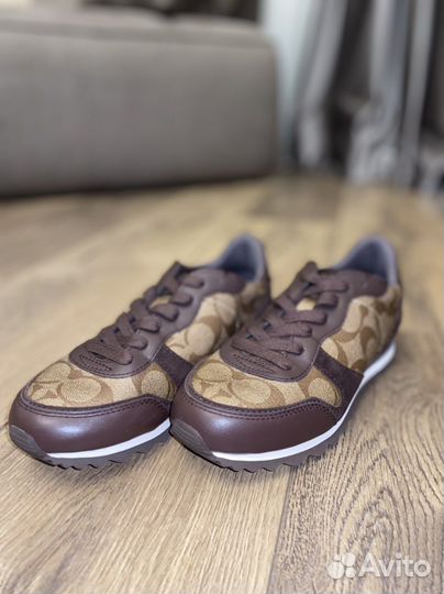 Кроссовки женские