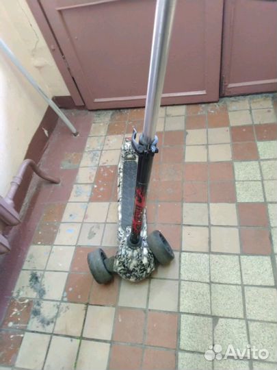 Самокат, спорт инвентарь, отдых, дети. trolo