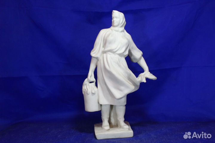 Фарфоровая Статуэтка Доярка молочница девушка с би