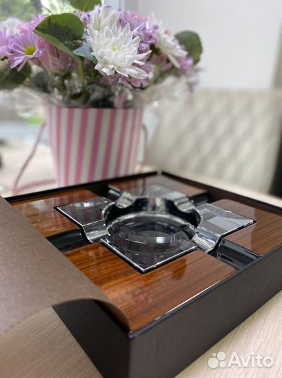 Сигарная пепельница Howard Miller (розовое дерево)