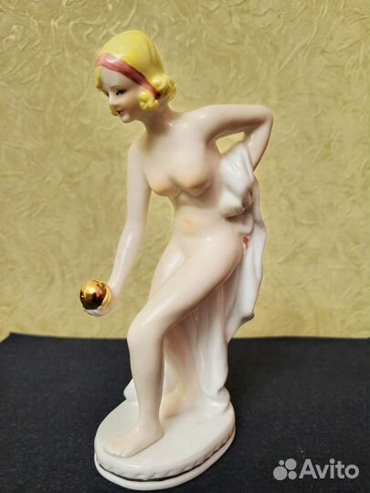 Фигурка купальщицы с мячом (Германия)