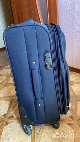 Чемодан на колесах дорожный