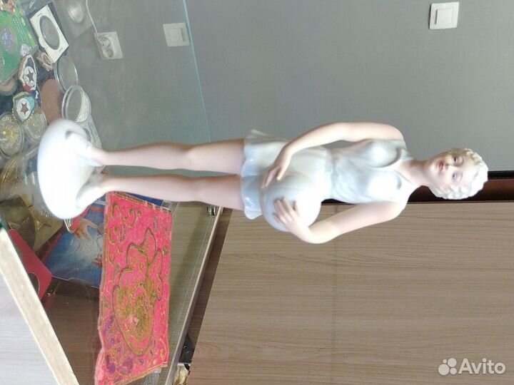 Фарфоровые статуэтки германия Девушка с мячом