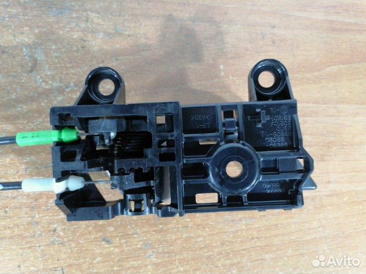 Замок двери передний левый Toyota Noah ZRR70G