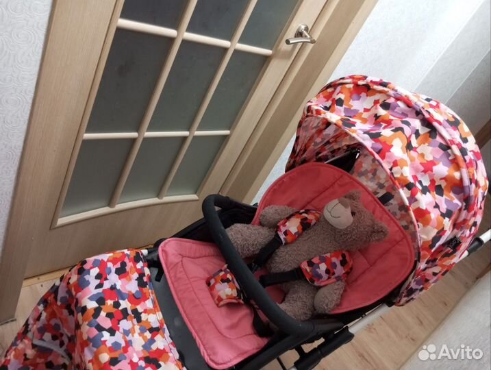 Прогулочная коляска для девочки