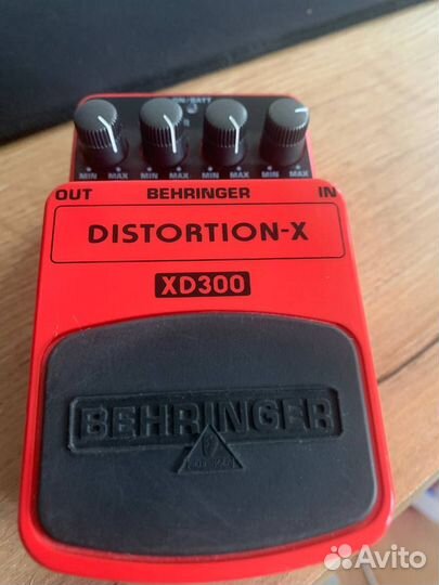 Гитарная педаль эффектов Behringer Distortion-X XD