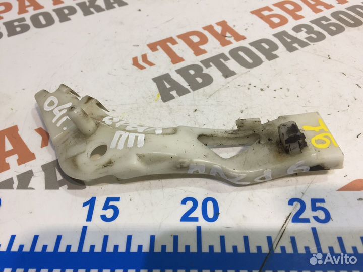 Мазда 6 Кронштейн крепления крыла передний правый