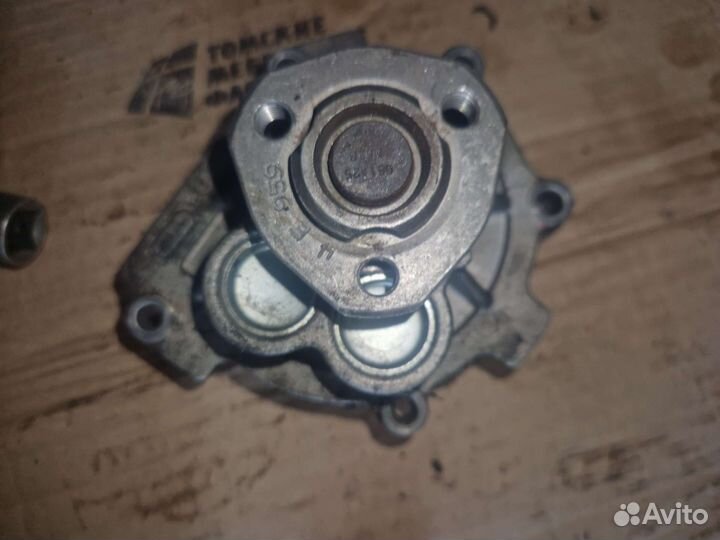 Помпа Опель астра j 1.6