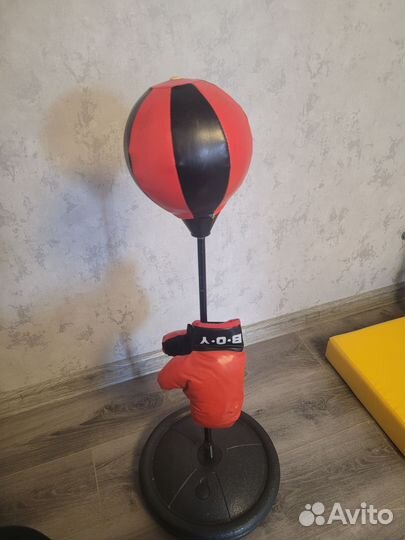 Боксерская груша и перчатки