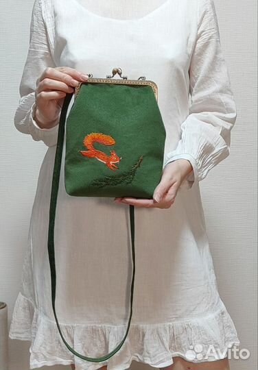 Сумочка на фермуаре с вышивкой 