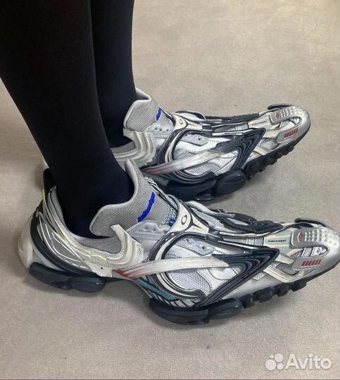 Balenciaga reptile на руках