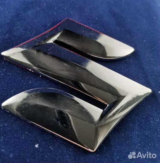 Шильдик логотип эмблема Suzuki Сузуки