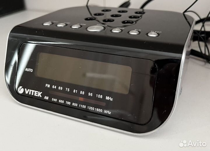 Радио часы будильник Vitek VT-6601