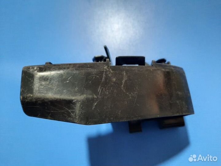 Кронштейн фонаря задний правый Тoyota Land Cruiser