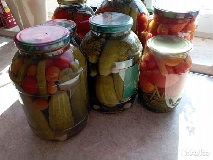 Соленые огурцы и помидоры