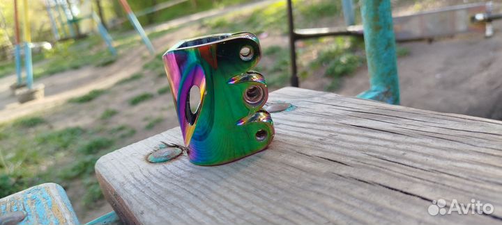 Зажим для трюкового самоката