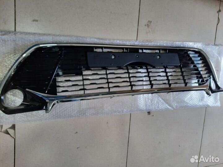 Решетка в бампер передняя Toyota Camry 2012-2017