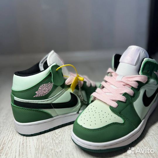 Кроссовки Nike Air Jordan 1 Mid