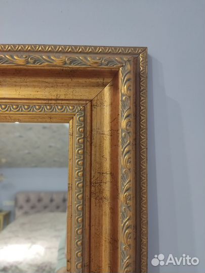 Зеркало в классической золотой раме