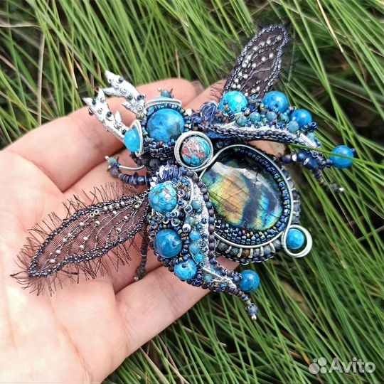 Вышитая брошь жук с лабрадоритом, апатитами и хриз