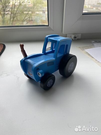Синий трактор деревянный