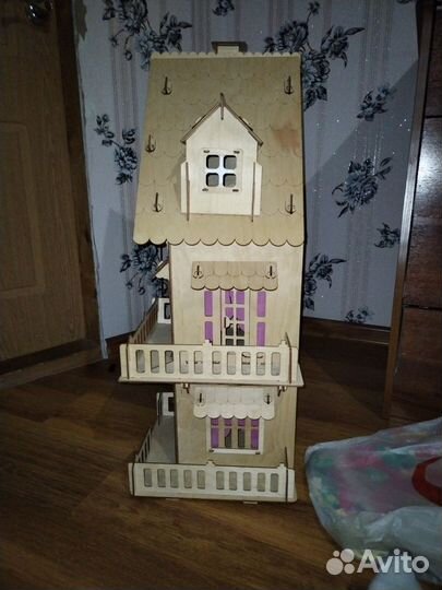 Большой кукольный домик с мебелью