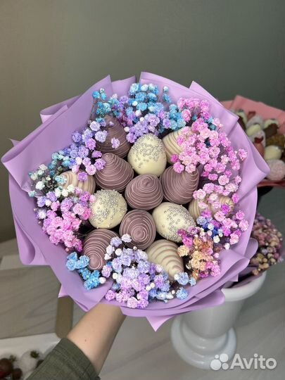 Букет из клубники в шоколаде с гипсофилой