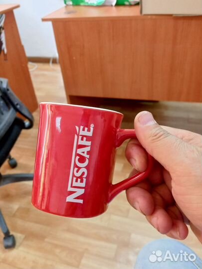 Красная кружка nescafe