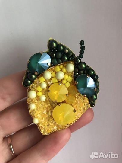 Брошь Лимон. В работе лаковые кристаллы св