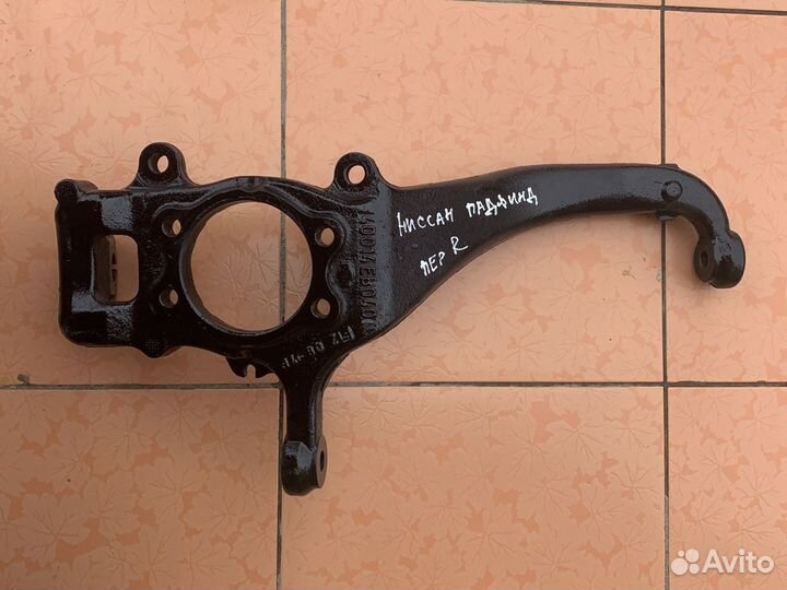 Кулак поворотный передний правый Ниссан Падфайндер
