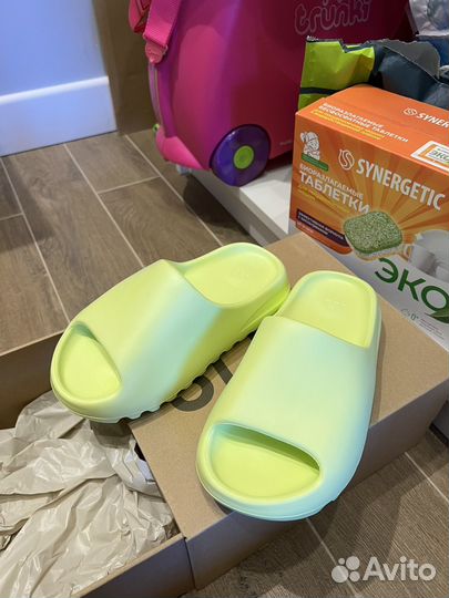 Сланцы Yeezy Slide Glow Green