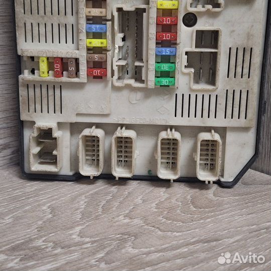 Блок предохранителей под капот Renault Megane 3