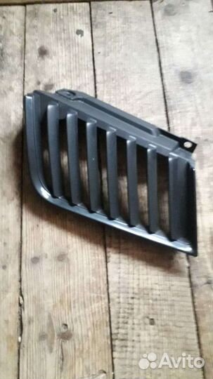 Mitsubishi L200 решетка радиатора левая