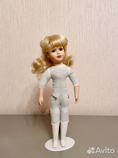 Кукла фарфоровая