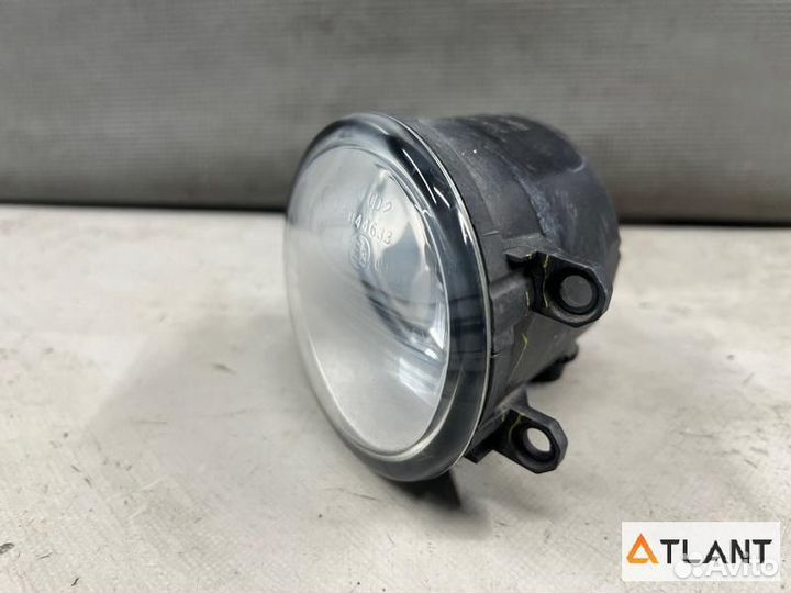 Туманка передняя правая toyota isis