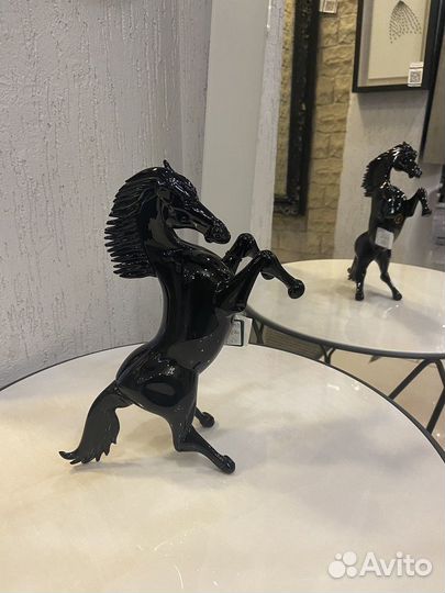 241117 Статуэтка Конь черное стекло арт