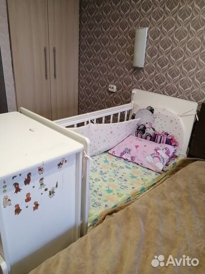 Детская кроватка с маятником и ящиком