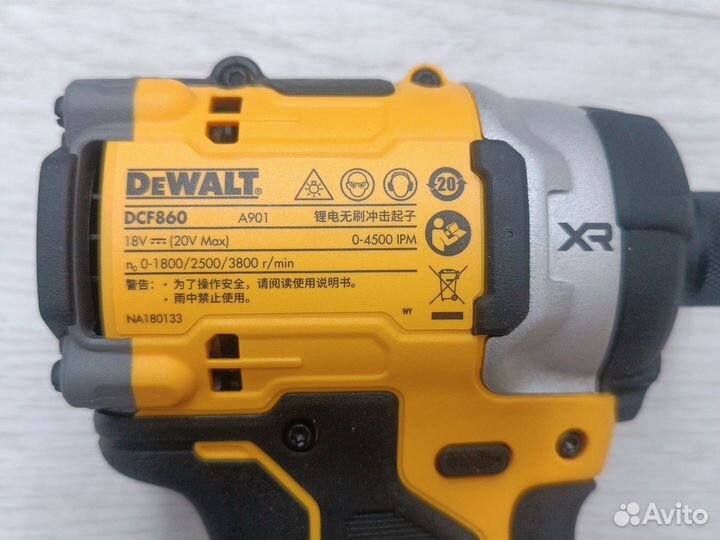 Шуруповерт Dewalt dcf860