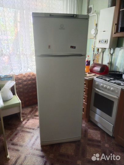 Холодильник бу indesit