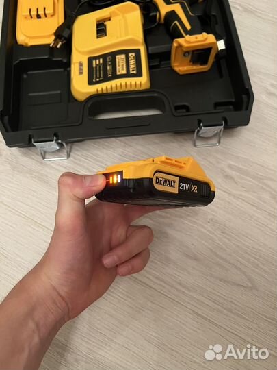 Шуруповерт Dewalt 21v с набором инструментов