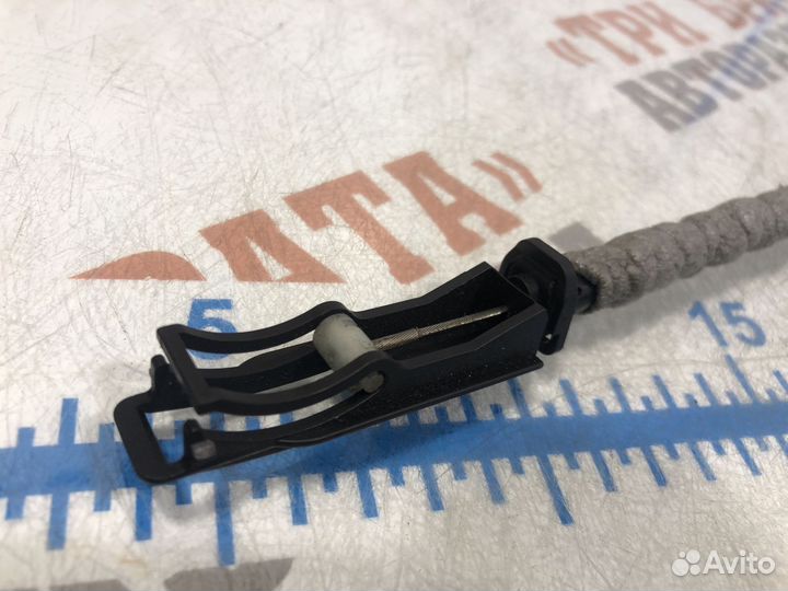 Фольксваген Поло Трос передней двери Лев