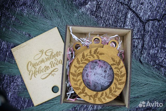 Новогодние игрушки в коробке