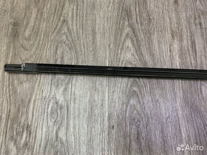 Молдинг стекла двери задний левый Ford Mondeo