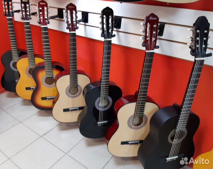 Гитары и Укулеле в ассортименте