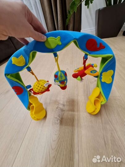 Развивающие игрушки на коляску tiny love