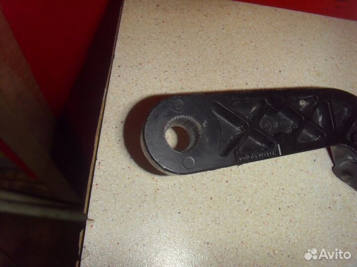 Поводок стеклоочистителя правый 6429S0 Peugeot 206