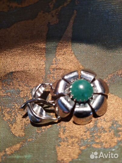 Брошь с изумрудом