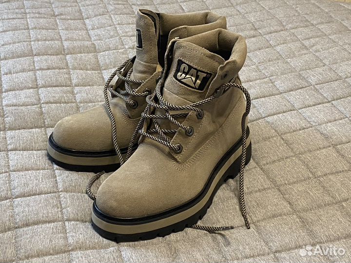 Светло-бежевые походные ботинки на платформе